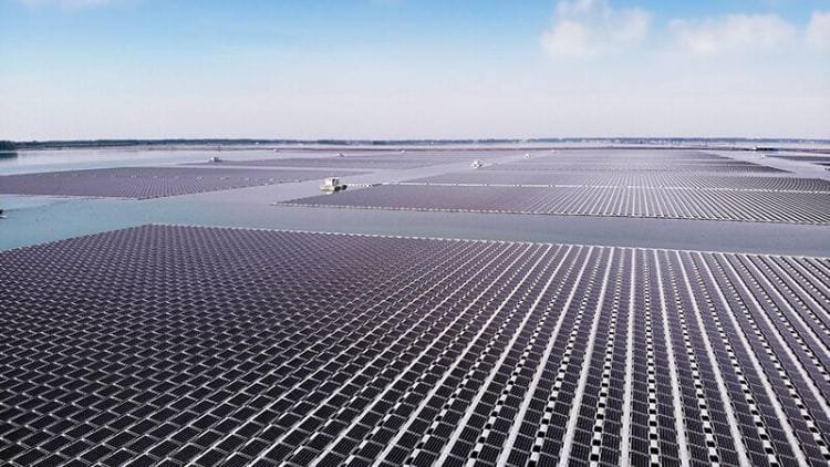 floating solar power farm system floating solar panel array on water